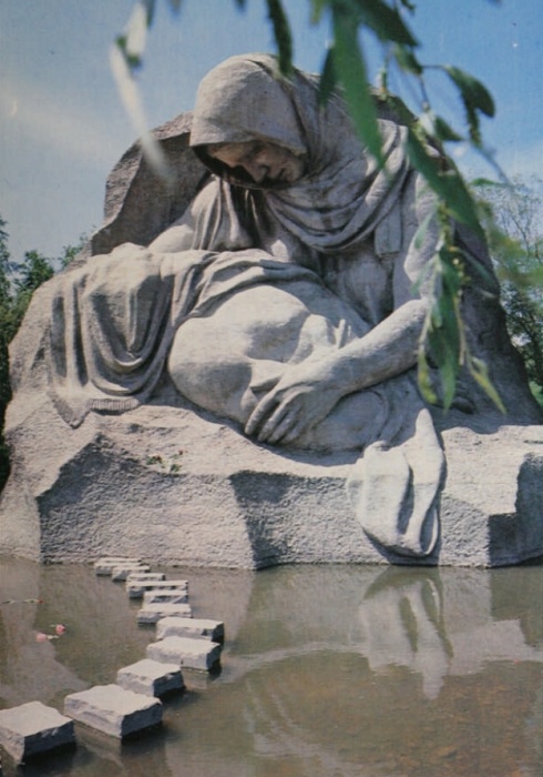 Скульптура "Скорбящая мать"