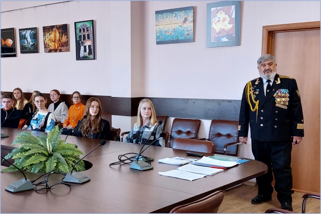 В библиотеке состоялась встреча студентов с капитаном 2-го ранга в отставке Михальцовым В. Д.