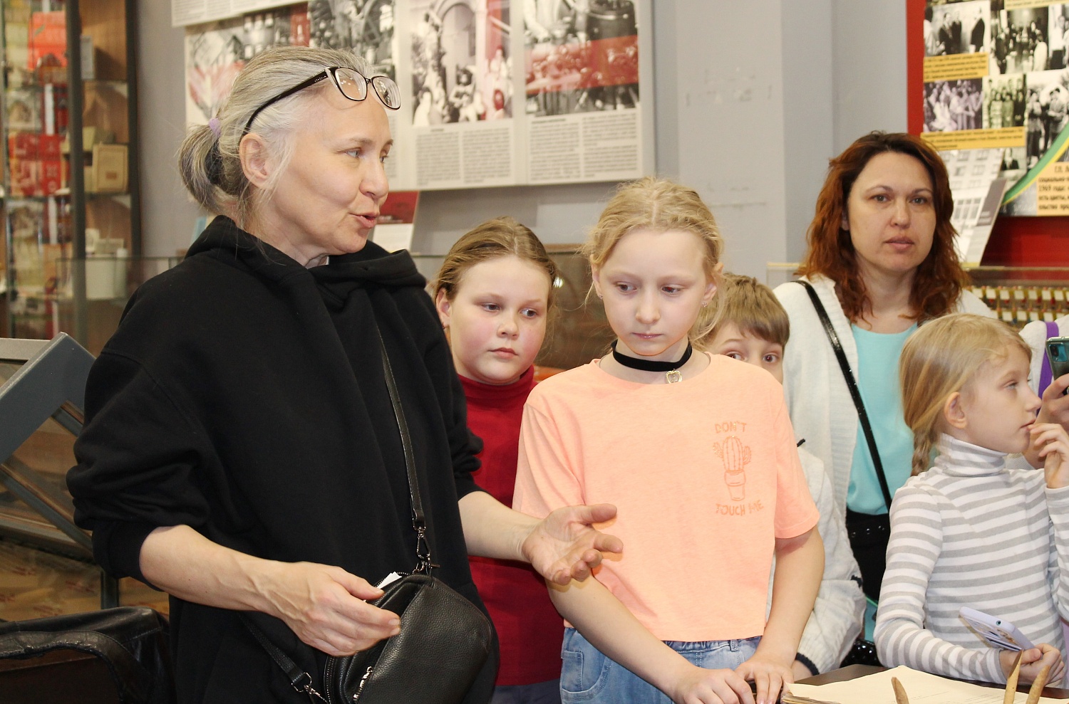 29 марта библиотеку с экскурсией посетили учащиеся студии живописи Арт-творчество